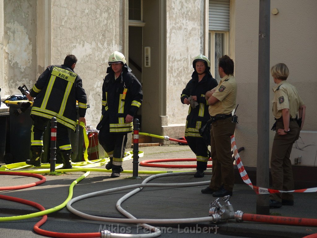 Kellerbrand mit Menschenrettung Koeln Brueck Hovenstr Olpenerstr P115.JPG